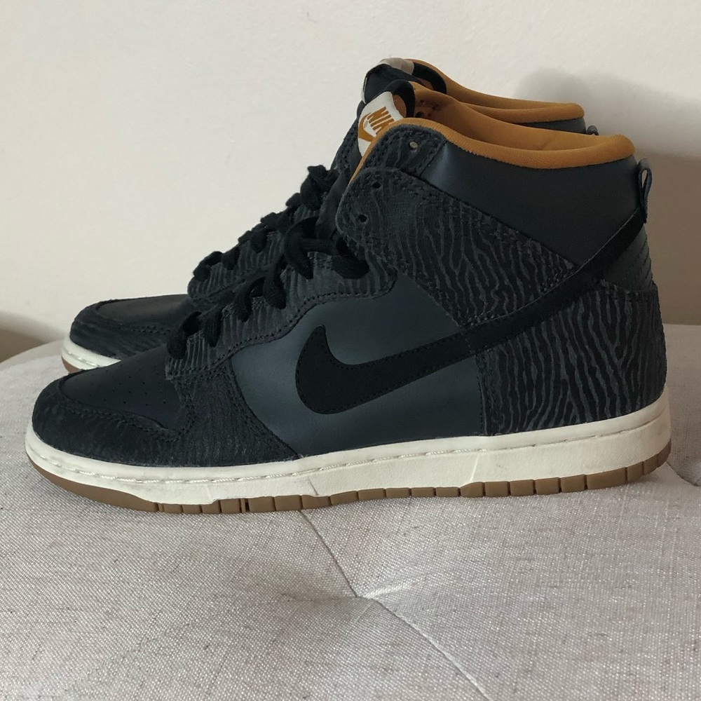 Nike Sneakers zebra print & mustard color 🦓.